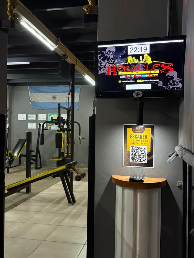 Pantalla con el logo de Heracles y tótem con el código QR de la app