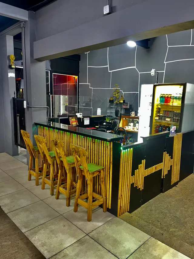 Barra de la cafetería de Heracles Gym, con banquetas de madera