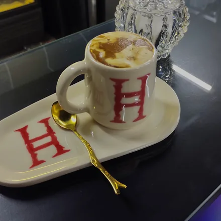 Café en la taza de Heracles, con la H