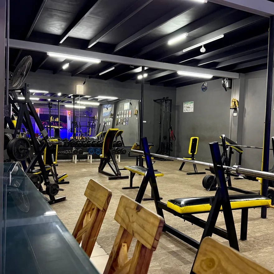 Sala de entrenamiento con bancos y barras