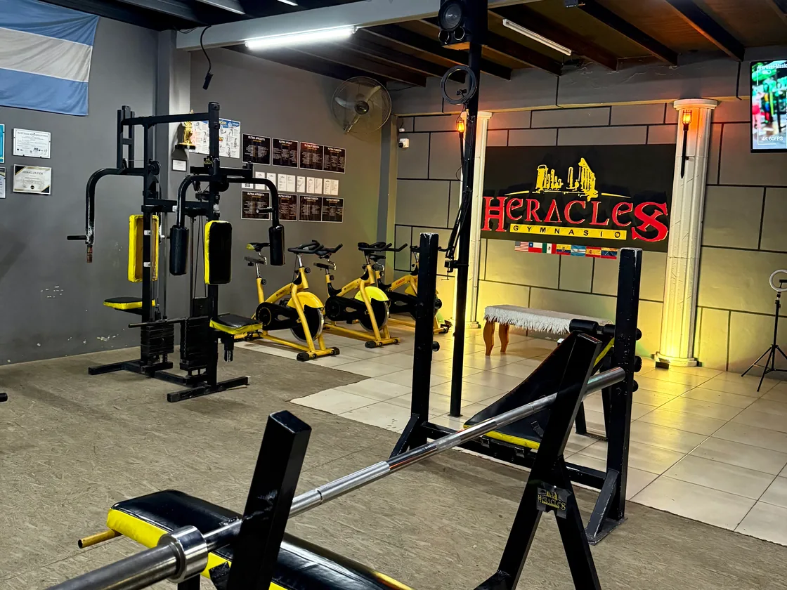 Sala de entrenamiento con el cartel de Heracles Gym