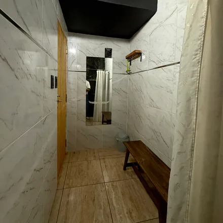 Vestuario con banco de madera